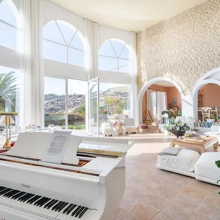 Villa Luxury With Pool And Sea View In