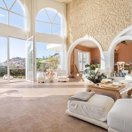 Villa Luxury With Pool And Sea View In